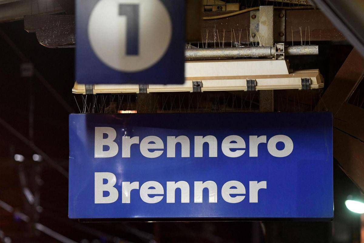Scontro tra treno merci e regionale su linea Brennero, tre feriti lievi -