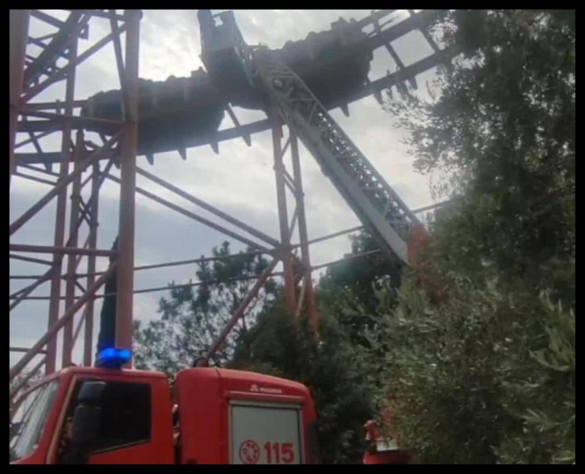 Paura a Cinecittà World, guasto alle montagne russe: bloccati in cima per ore -
