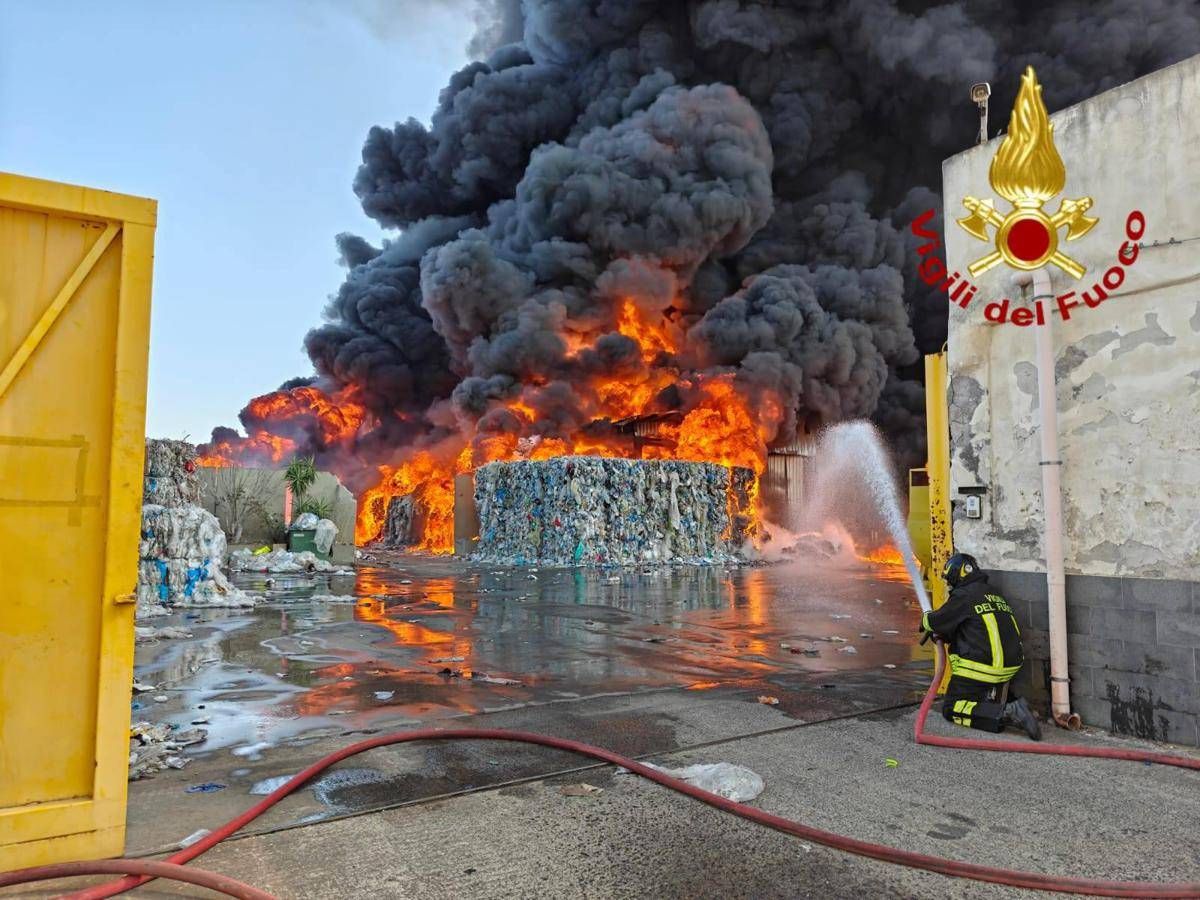 Catania, vasto incendio nella zona industriale: rischio esplosioni -