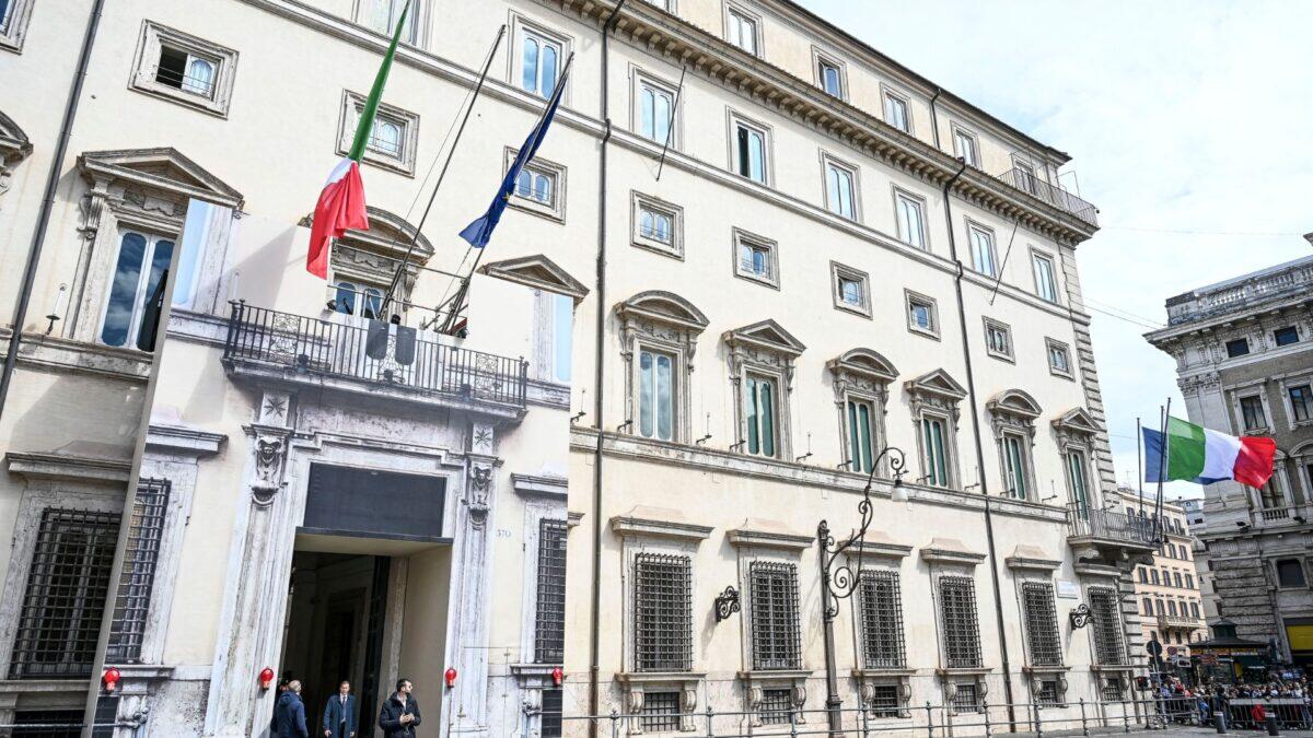 Un lavoratore vince contro Palazzo Chigi dopo 10 anni di battaglia | Cosa significa davvero per la sicurezza dei dipendenti pubblici? -