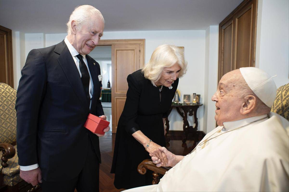Carlo e Camilla, la benedizione (segreta) di Papa Francesco per l'anniversario - 