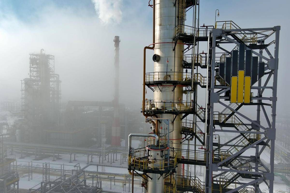 Russia, è crisi carburanti dopo raid Ucraina a raffinerie: isole Kurili senza benzina - 