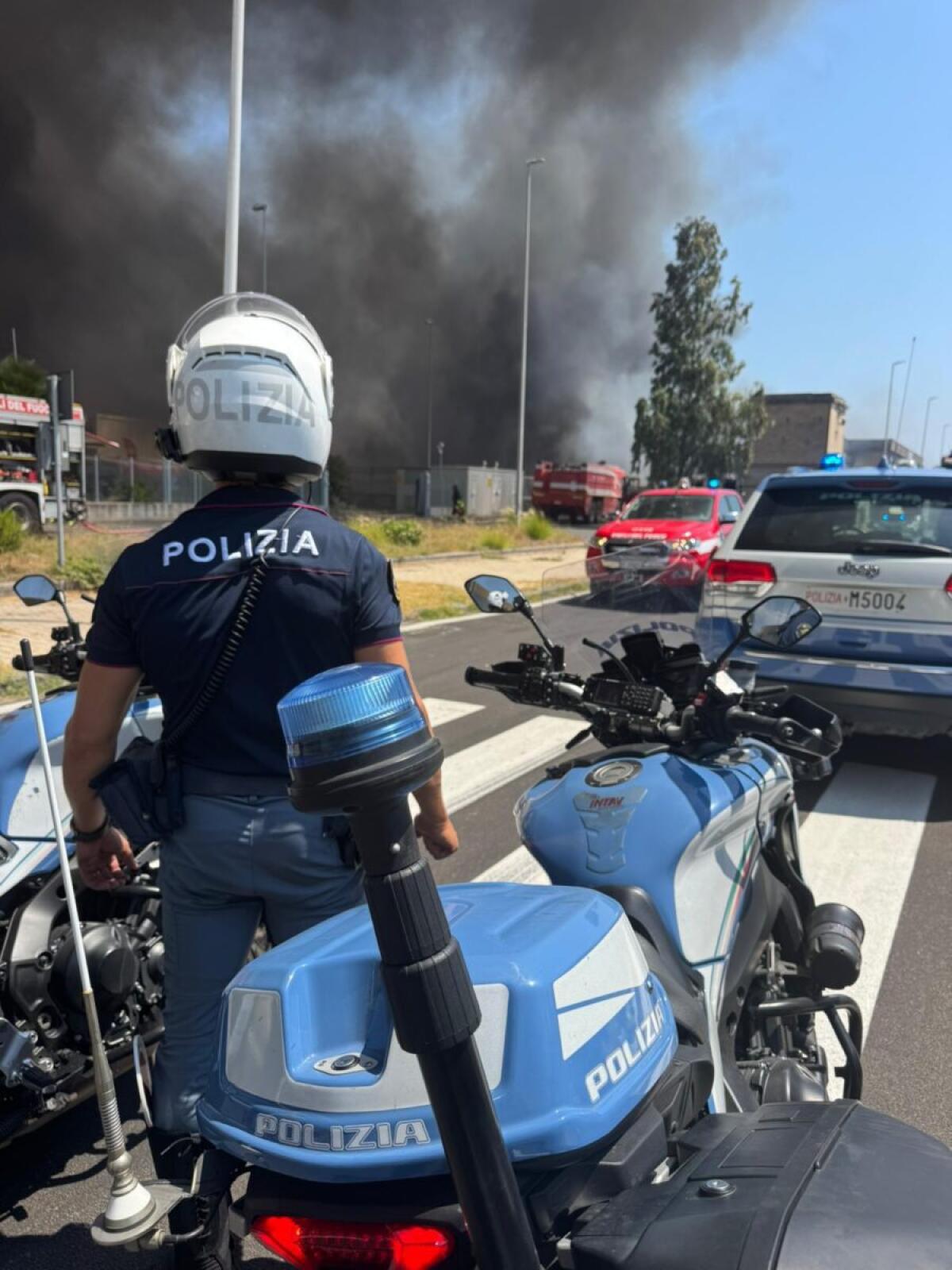 Incendio devasta azienda a Catania | La sorprendente risposta della Polizia e dei soccorsi lascia tutti senza parole! -