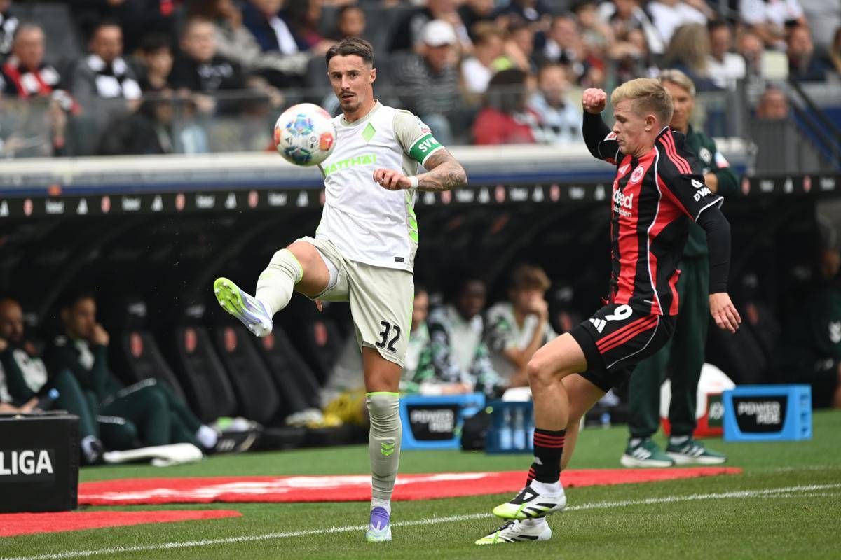 Bundesliga, imbarazzo in tv dopo la partita: i giocatori scambiano maglia, la giornalista li confonde - 