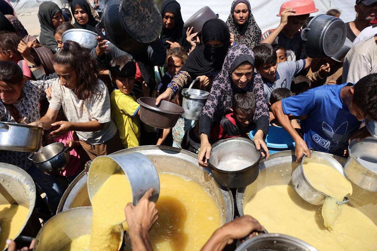 Gaza, al Jazeera: "Altri tre morti per fame". Famiglie ostaggi ancora in protesta -