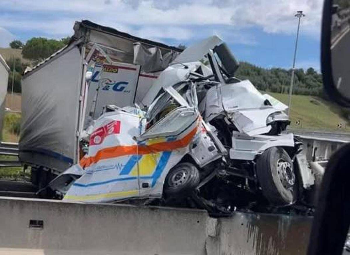 Incidente A1, chi sono le vittime dello schianto con il tir tra Arezzo e Valdarno - 