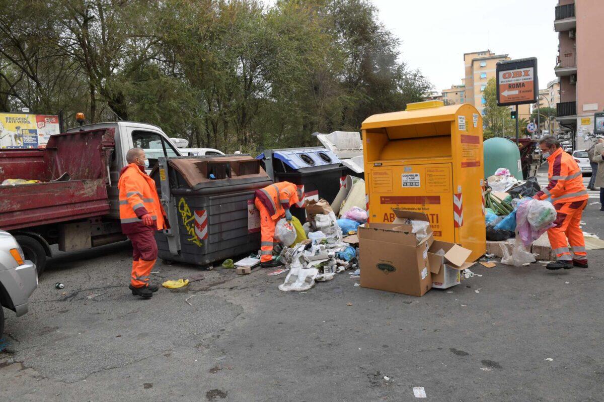 Roma elimina i cassonetti per gli abiti usati | È davvero la soluzione per combattere il rovistaggio? - 