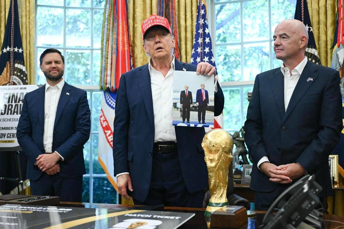 Trump e la foto con Putin: "Vuole venire in Usa per Mondiali di calcio" -