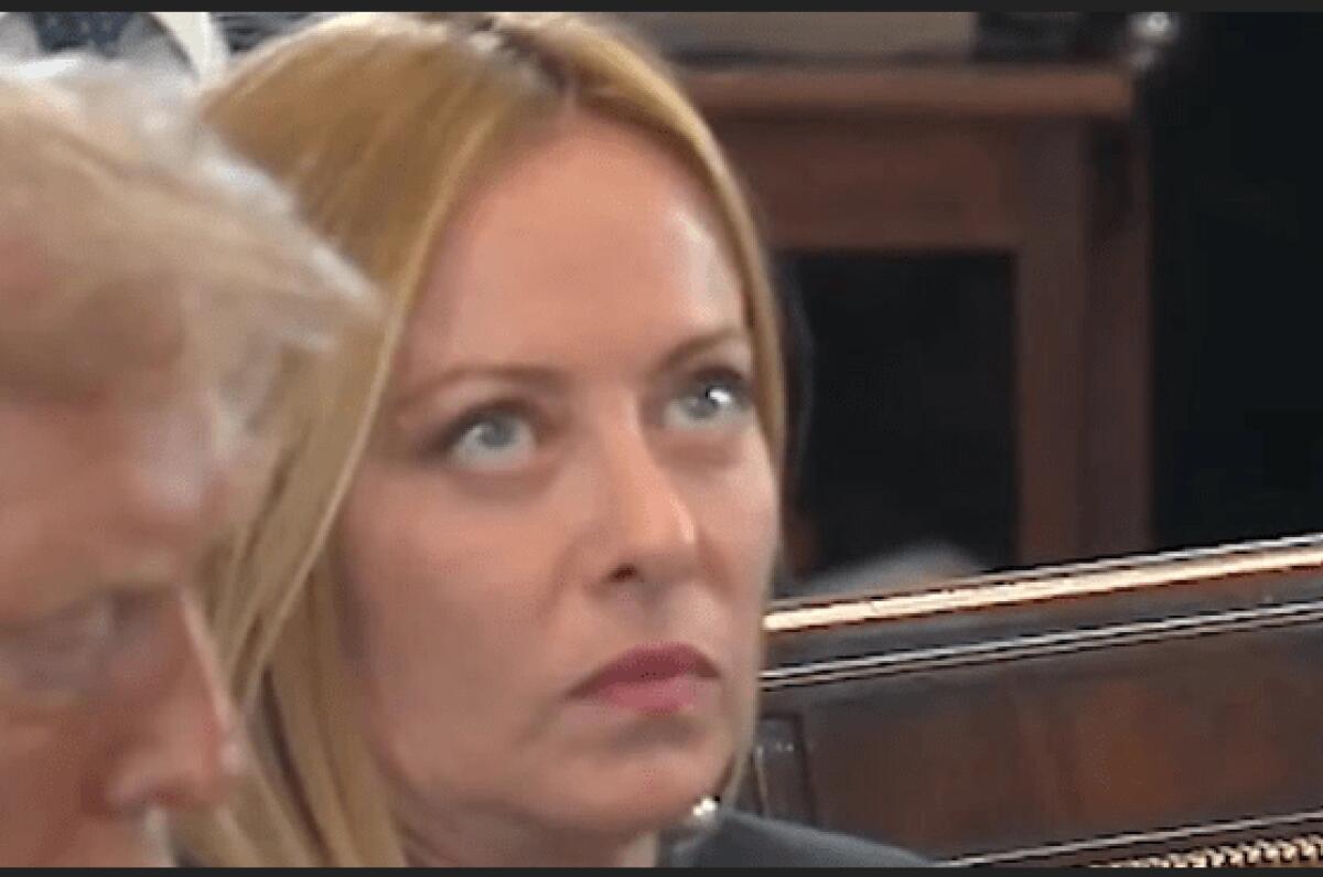 Meloni alla Casa Bianca sorprende tutti | Ma il suo gesto di "namaste" provoca polemiche! - 