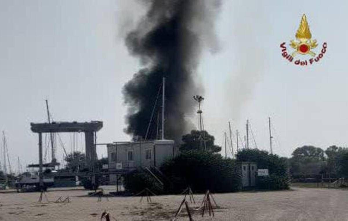 Incendio in un rimessaggio di barche a Ostia, alta colonna di fumo sul litorale romano - 