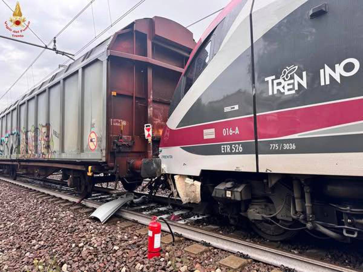 Scontro tra treno merci e regionale su linea Brennero: tre feriti lievi e circolazione bloccata - 