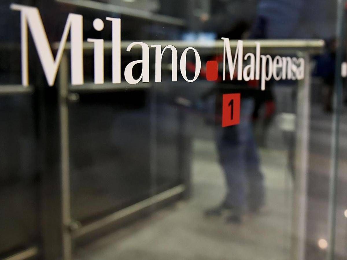 Paura a Malpensa, appicca il fuoco e devasta monitor al terminal 1 dell'aeroporto -