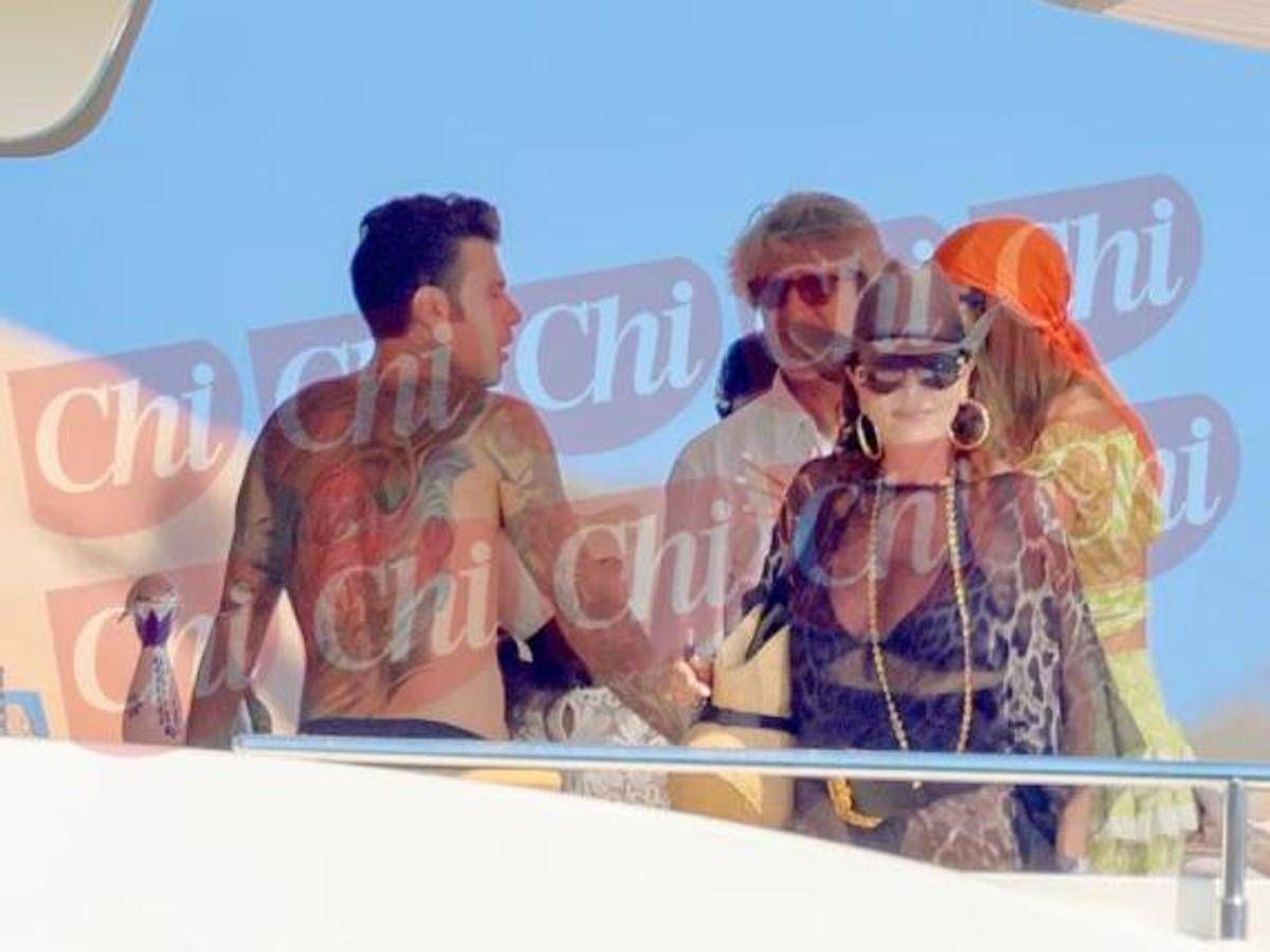 Fedez, Santanché e La Russa in barca insieme nelle foto di 'Chi' -