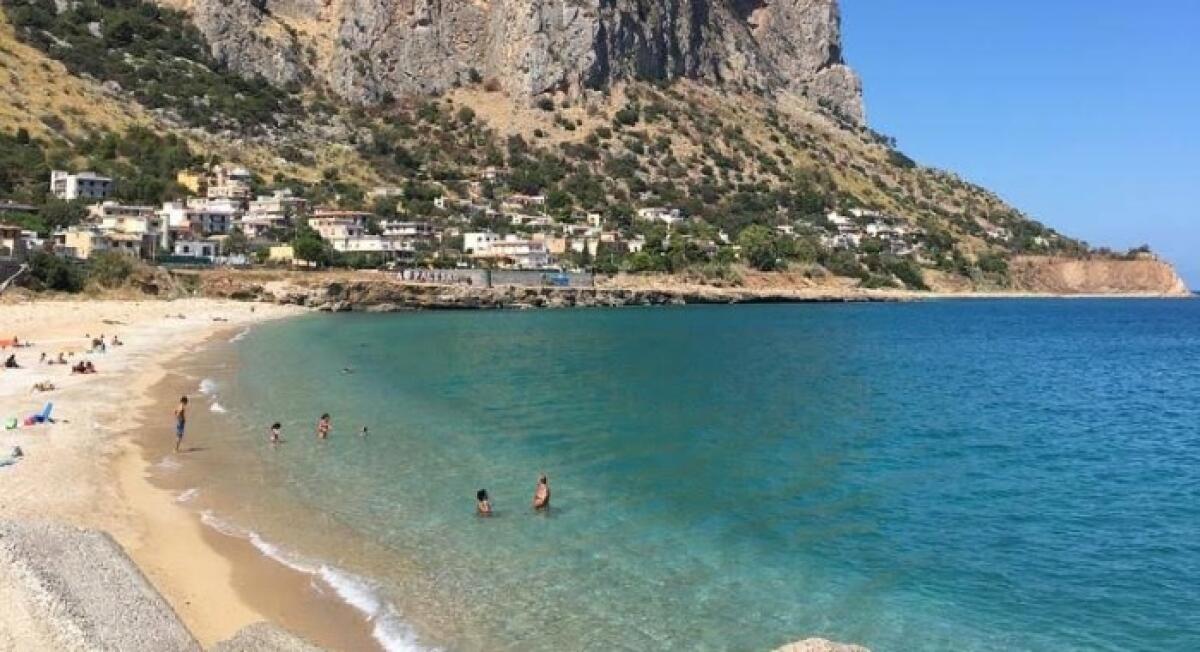 Divieto di balneazione a Palermo | Scopri cosa si nasconde dietro l’allerta Ostreopsis! -