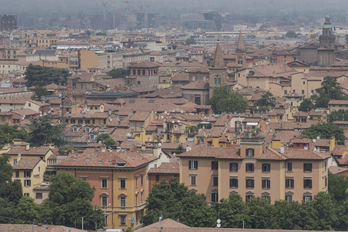 A Bologna pipe gratuite per il consumo di crack, è polemica per l'iniziativa del Comune -