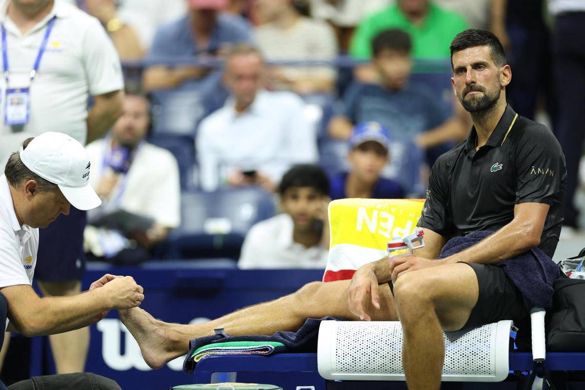 Us Open, Djokovic batte Tien dopo intervento del medico in campo. Cos'è successo - 