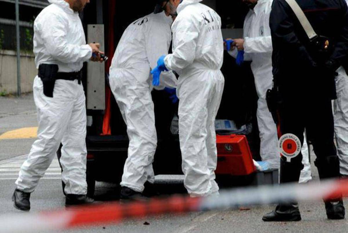 Teramo, 27enne trovato morto davanti al pc: indossava una maschera antigas - 