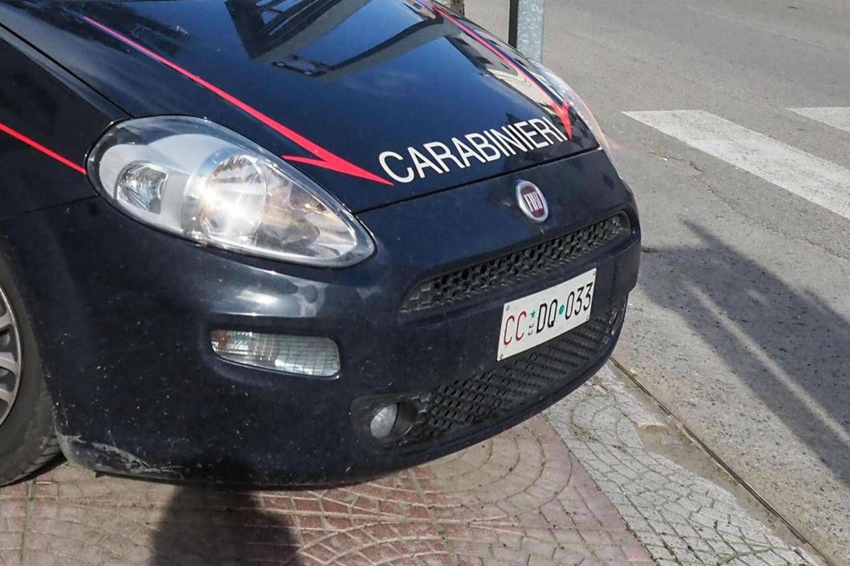 Gardone Riviera, simulano di gettarsi sotto le auto ma uno viene travolto: 27enne in ospedale -