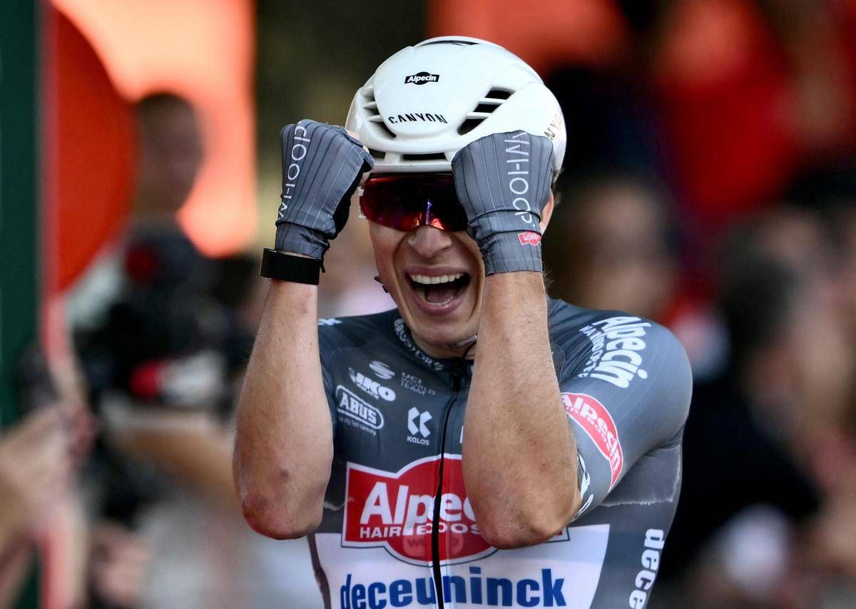 Vuelta, Philipsen vince allo sprint la prima tappa e conquista la maglia rossa -