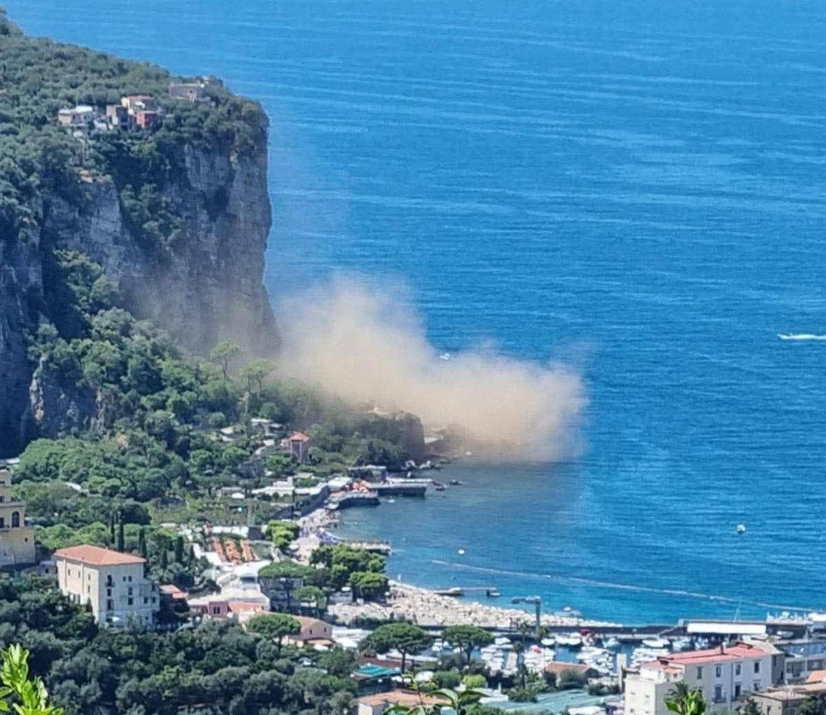 Paura a Vico Equense, crolla costone a picco sul mare -