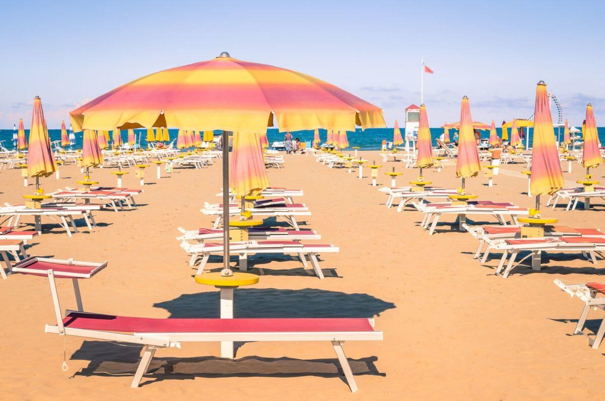Italiani in vacanza? | Scopri perché il TG1 smentisce la realtà di un'estate in crisi! - 
