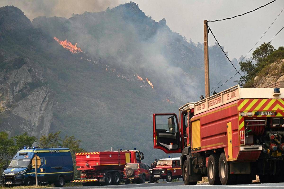 Maxi incendio nel sud della Francia, è massima allerta: donna morta nell'Aude -