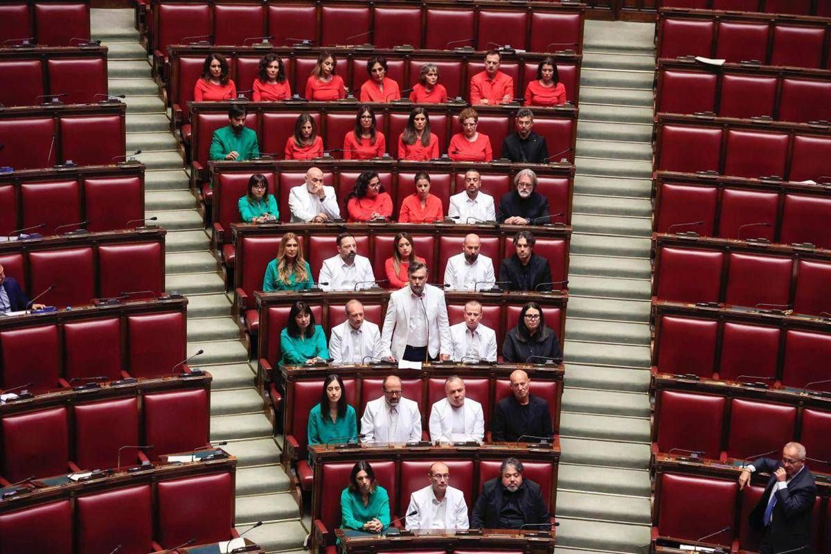 M5S, deputati in aula con colori Palestina: "Governo volta sguardo dall'altra parte" - 