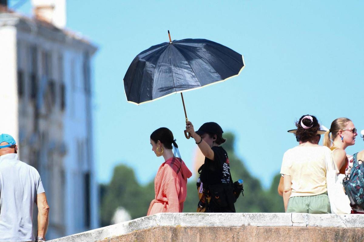 Diego Borella morto sul set di Emily in Paris a Venezia, era l'assistente alla regia -