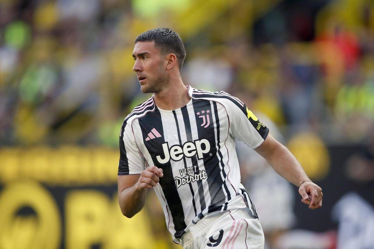 Vlahovic, tiro horror con il Dortmund. E i tifosi si scatenano -
