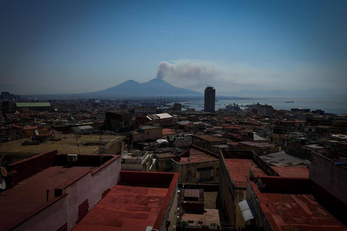Incendio sul Vesuvio, prefetto di Napoli: "Situazione migliora ma ancora al lavoro" -