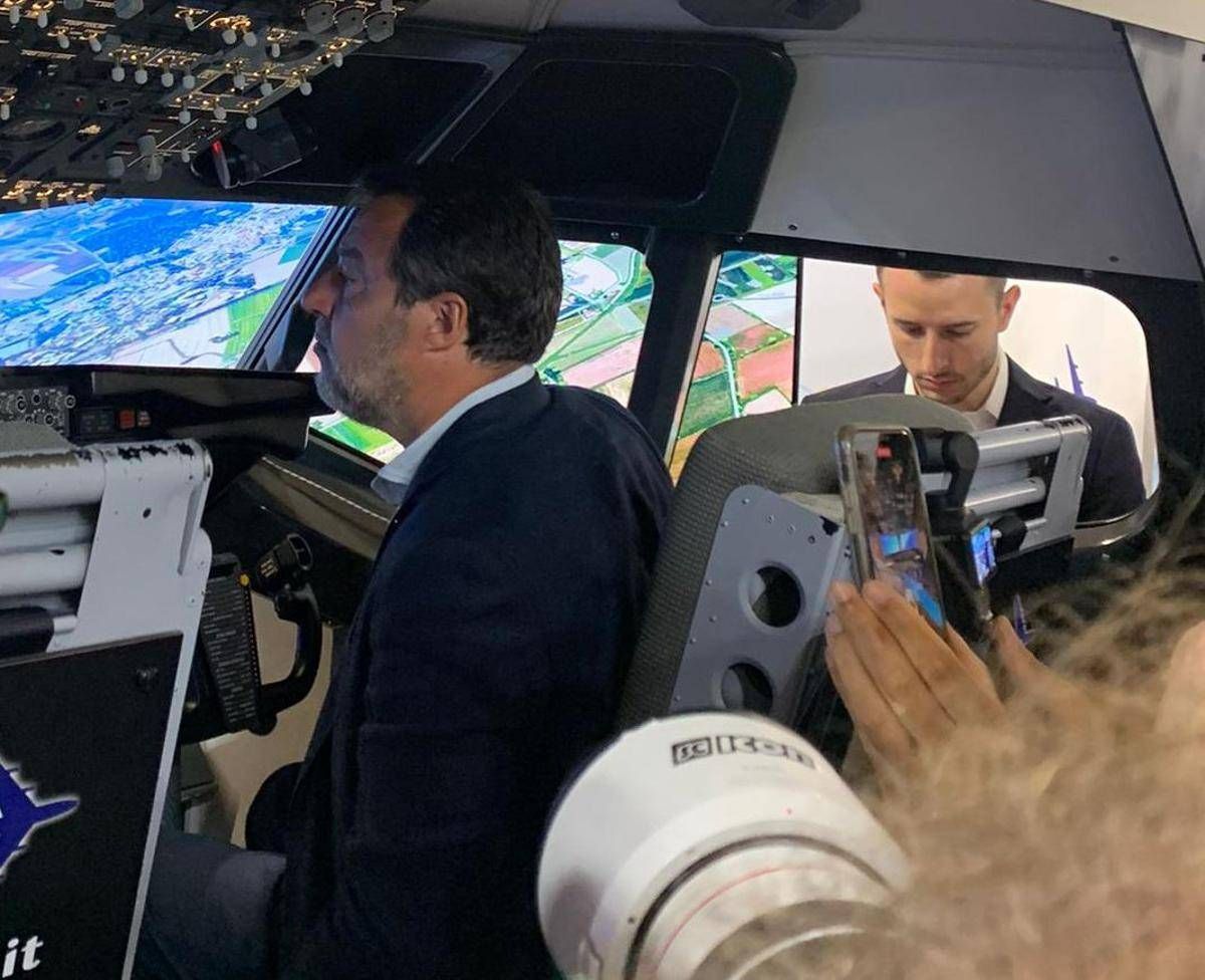 Salvini al Meeting tra simulatore di volo e stand Ponte su Stretto -