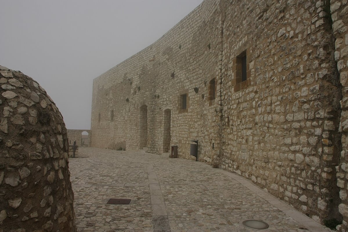 La fortezza medievale che domina le colline del Palermitano e custodisce un enigma antico - Foto: Davide Mauro/Wikipedia