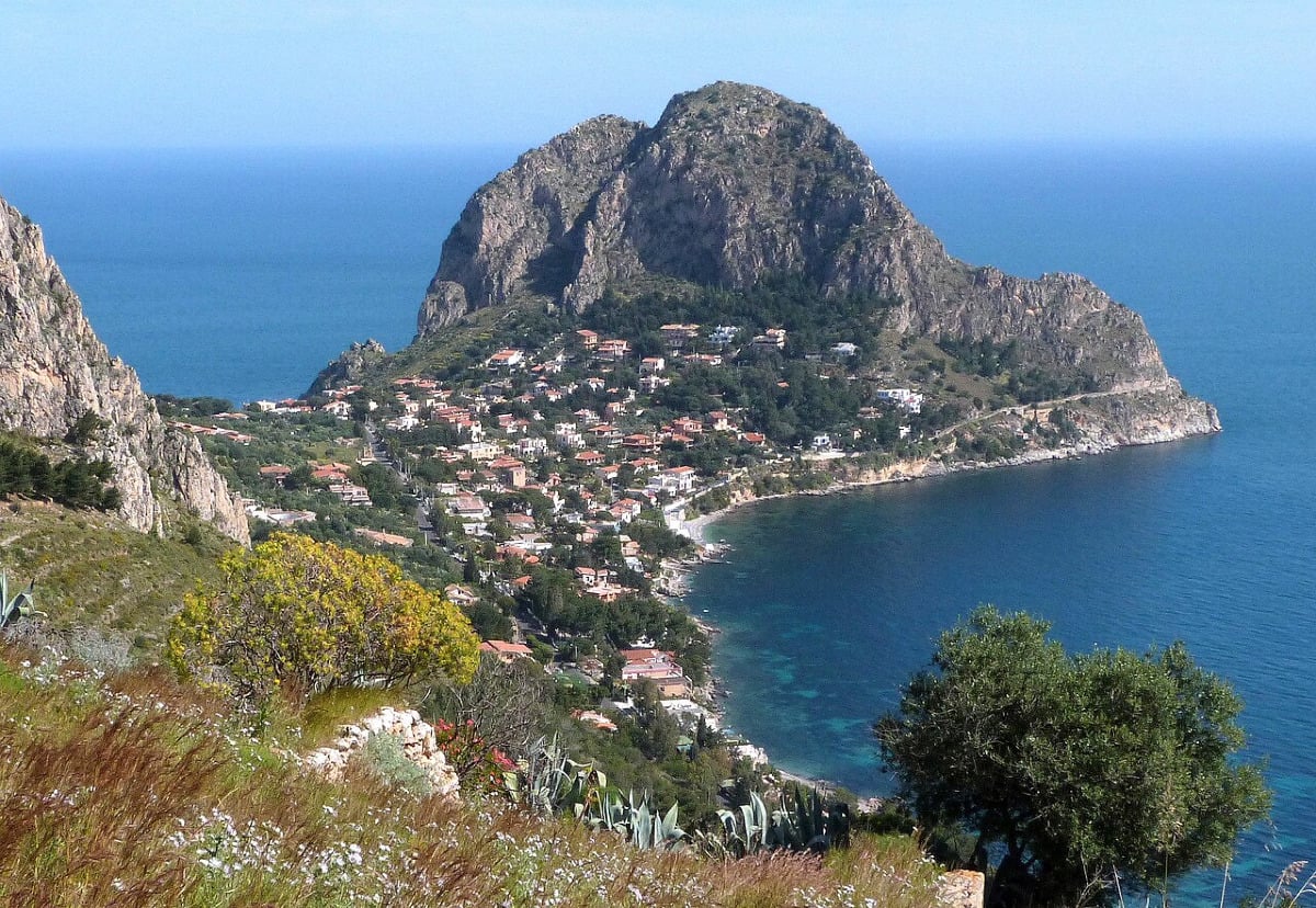 Il promontorio di Santa Flavia dal nome bizzarro e che custodisce una storia assurda tra mare e scogli - Foto: Ziegler175/Wikipedia