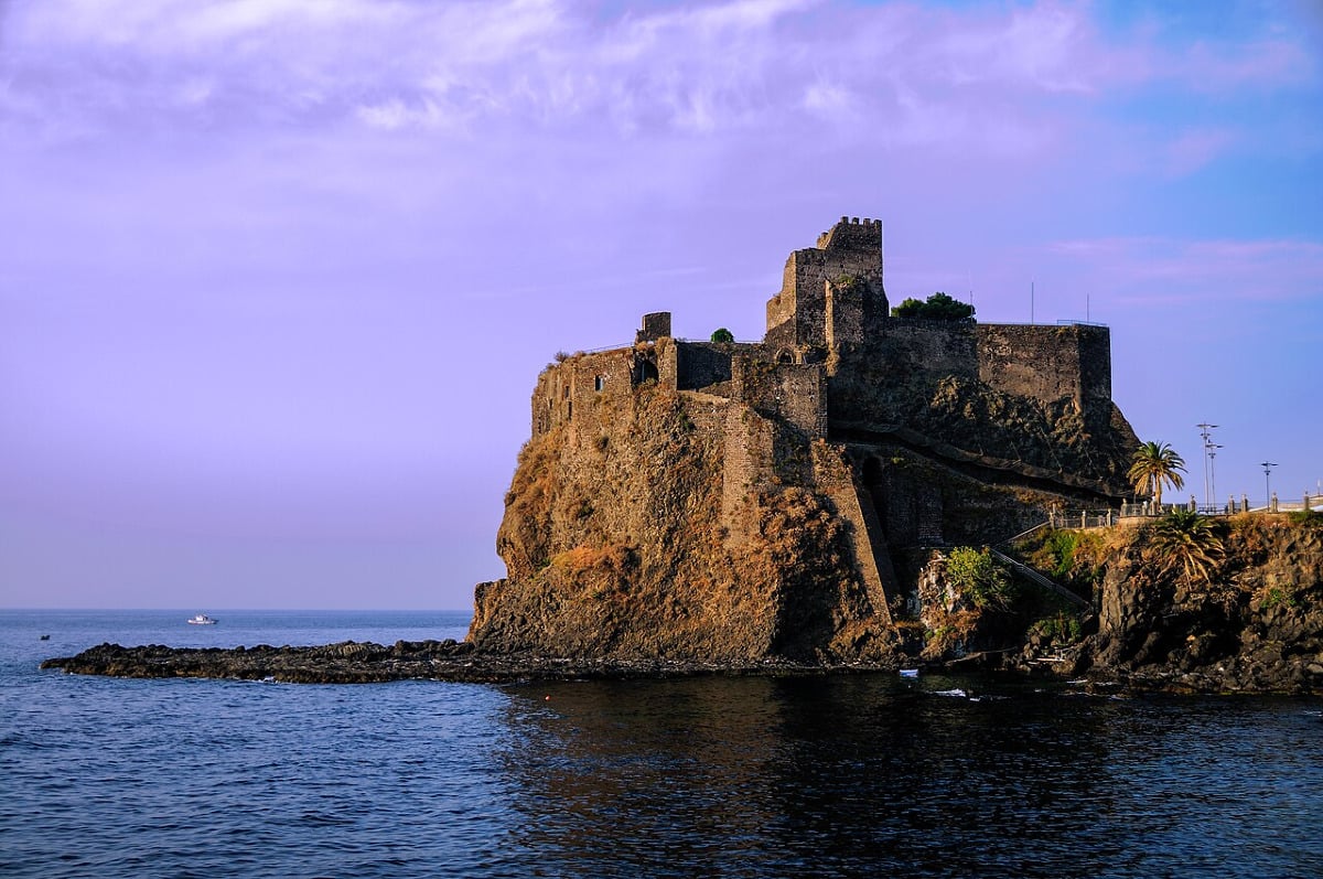 Il castello siciliano che domina i faraglioni e racconta mille anni di storie sul mare - Foto: gnuckx/Wikipedia