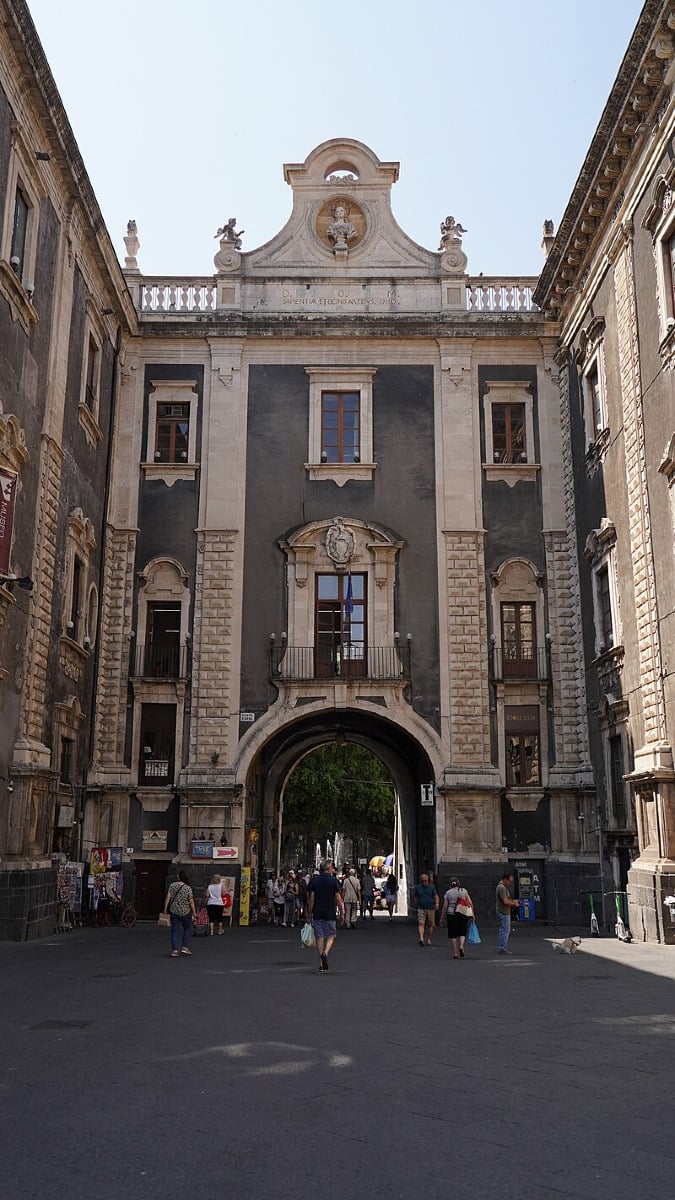 Un varco monumentale nel cuore di Catania che racconta un'incredibile storia - Foto: DominiumEst/Wikipedia