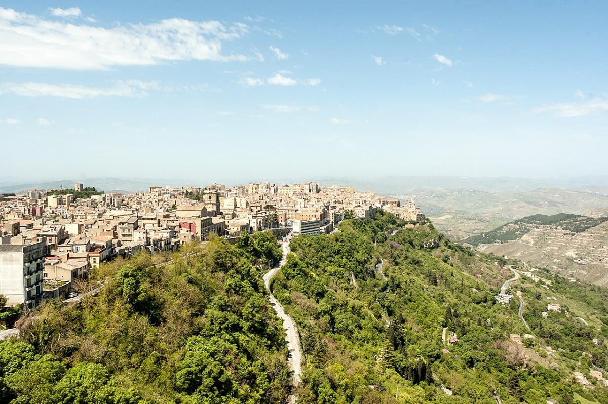 La storia di una città siciliana che domina dall’alto e nasconde curiosità millenarie - Foto: Konstantin Malanchev/Wikipedia