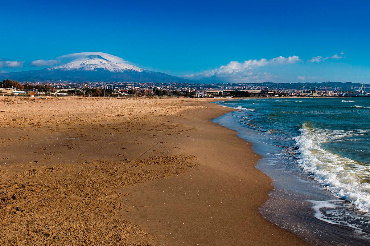 Un litorale unico sotto l’Etna: lo trovi a Catania ed ha una caratteristica ineguagliabile - Foto: andrea/Wikipedia