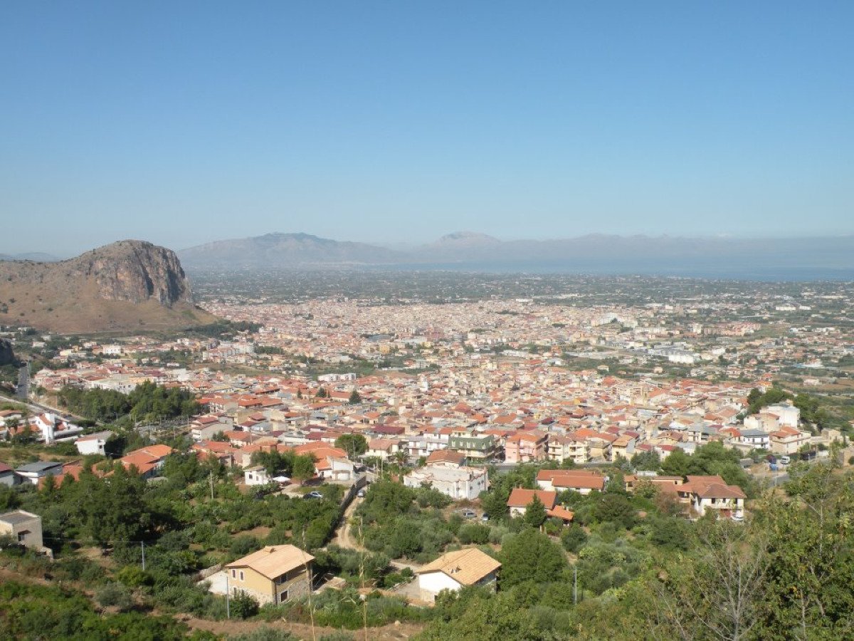 Il paese palermitano che sorse da un dono e custodisce panorami senza eguali - Foto: Giuseppecastelli/Wikipedia