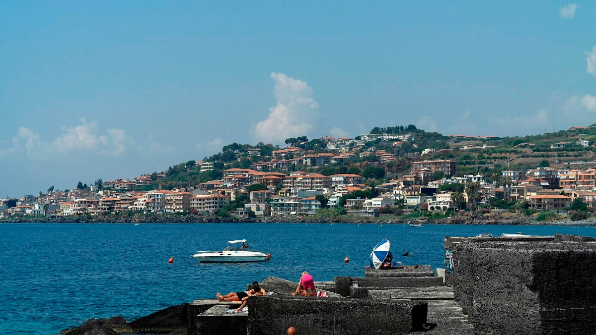 Un borgo marinaro sospeso tra storia e leggenda: lo trovi a due passi da Catania - Foto: trolvag/Wikipedia