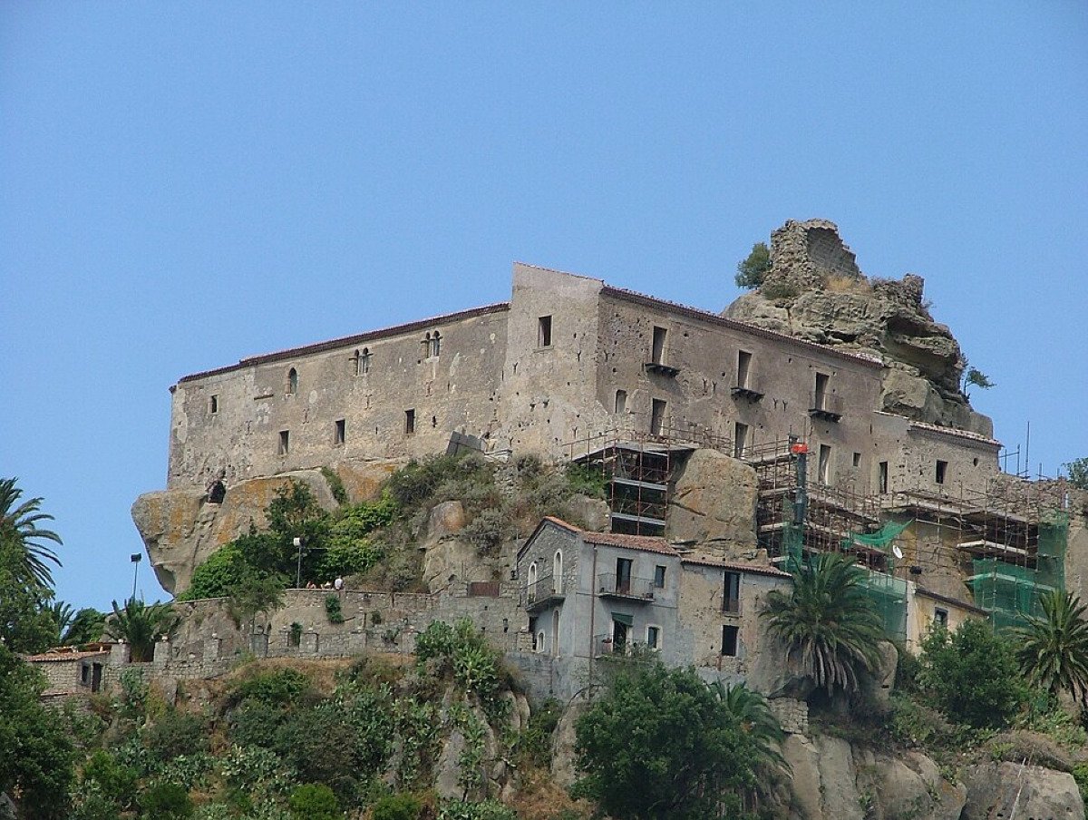 Una fortezza catanese che guarda il vulcano più alto d'Europa: nasconde delle storie sorprendenti - Foto: Francescopapotto/Wikipedia