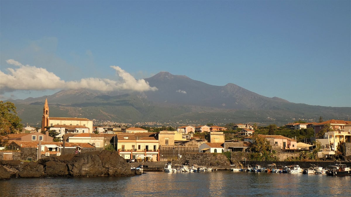 Il soprendente borgo marinaro di Acireale che resiste al tempo tra mare, lava e tradizioni - Foto: WikiCMEtnensis/Wikipedia