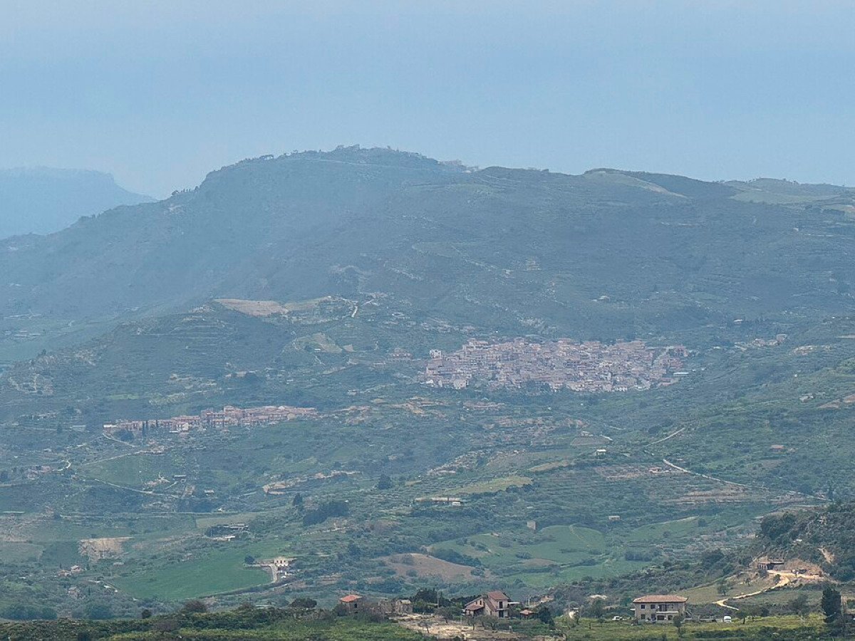 A Enna c'è un paese incastonato tra dolci colline e panorami rurali che cela delle curiosità assurde - Foto: Codas/Wikipedia