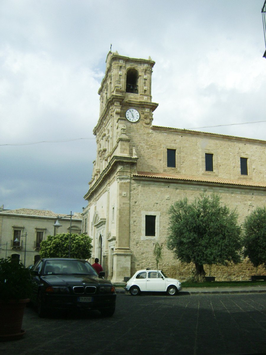 Arte e devozione scolpite nella pietra: in questo borgo catanese si erge una chiesa maestosa - Foto: Carlo Blangiforti/Wikipedia