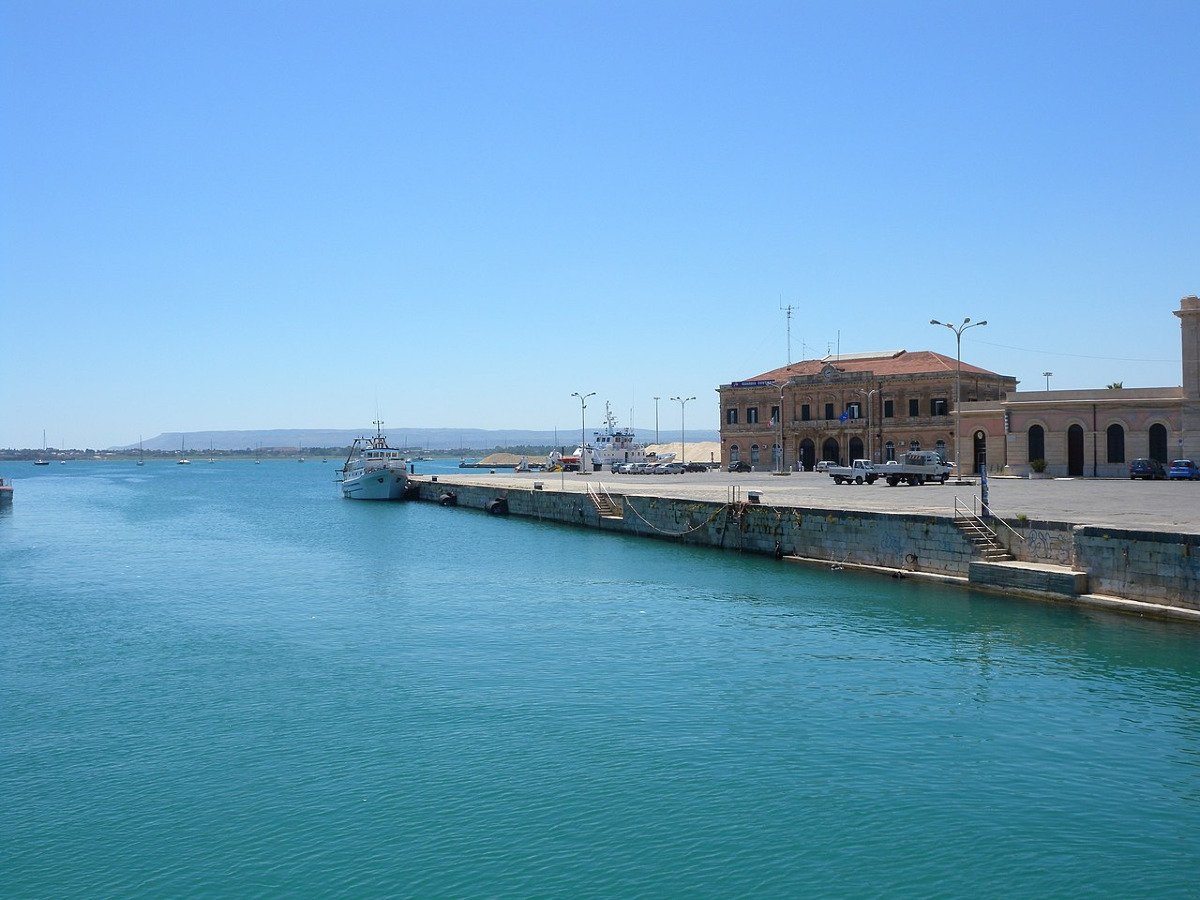 L'assurda baia siciliana che ha cambiato la storia del Mediterraneo - Foto: Jerome Bon/Wikipedia