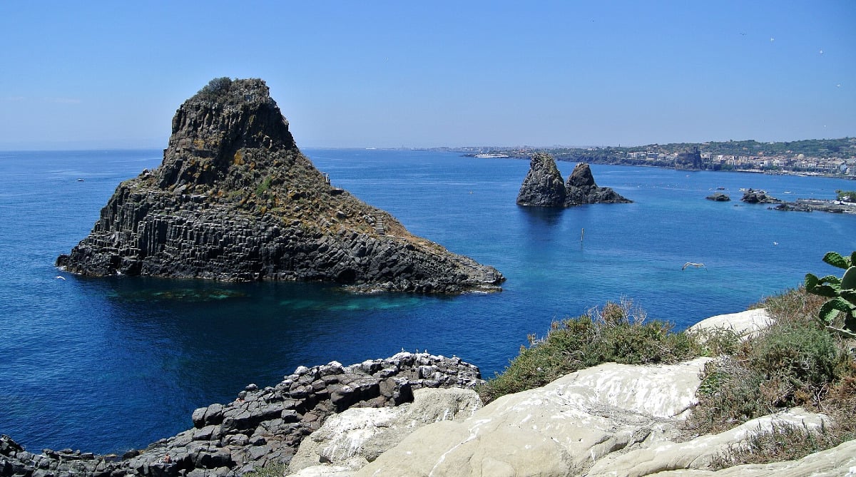 I colossi di pietra siciliani che intrecciano mito, mare e segreti millenari - Foto: Wilson44691/Wikipedia