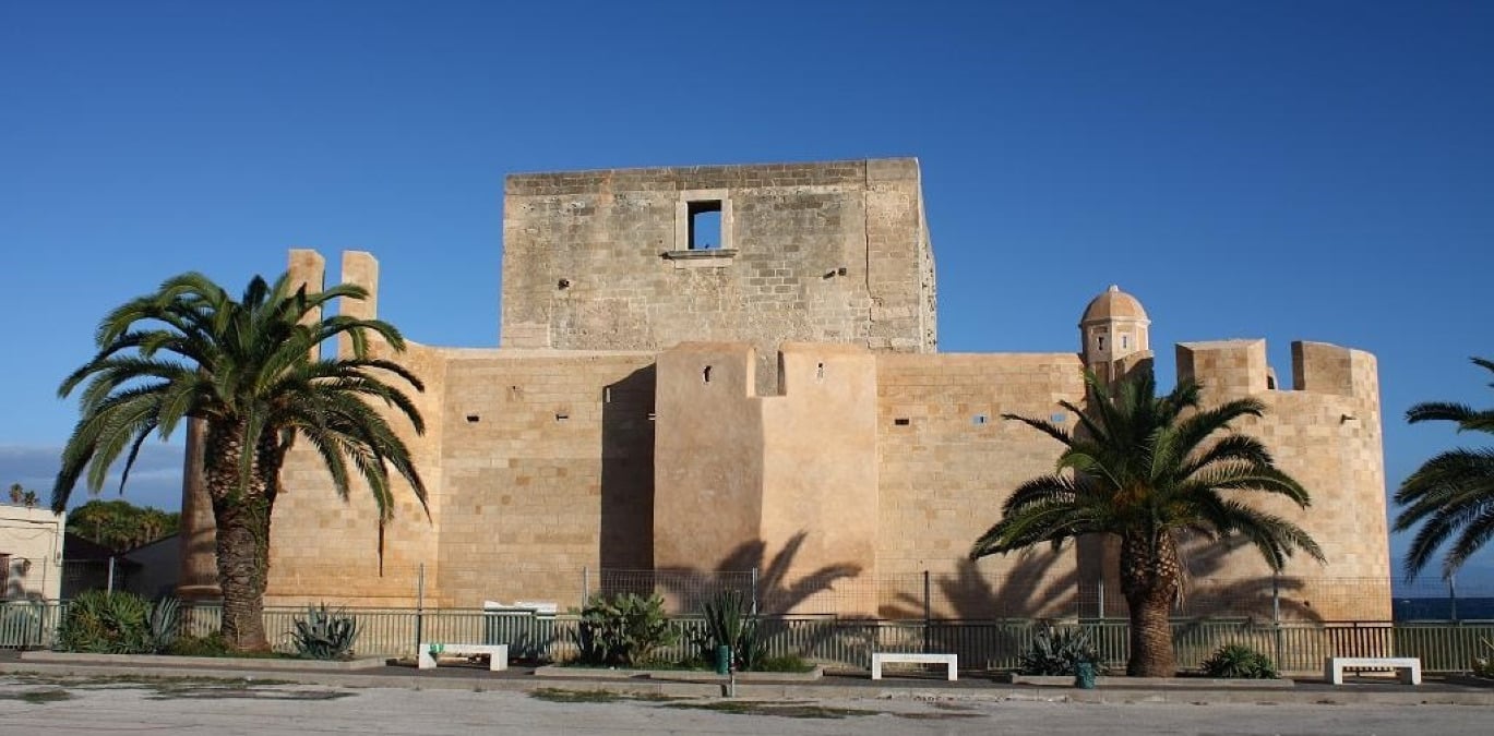 La straordinaria fortezza sul mare siracusano che nasconde storie di pirati e dominazioni - Foto: Mariobri93/Wikipedia