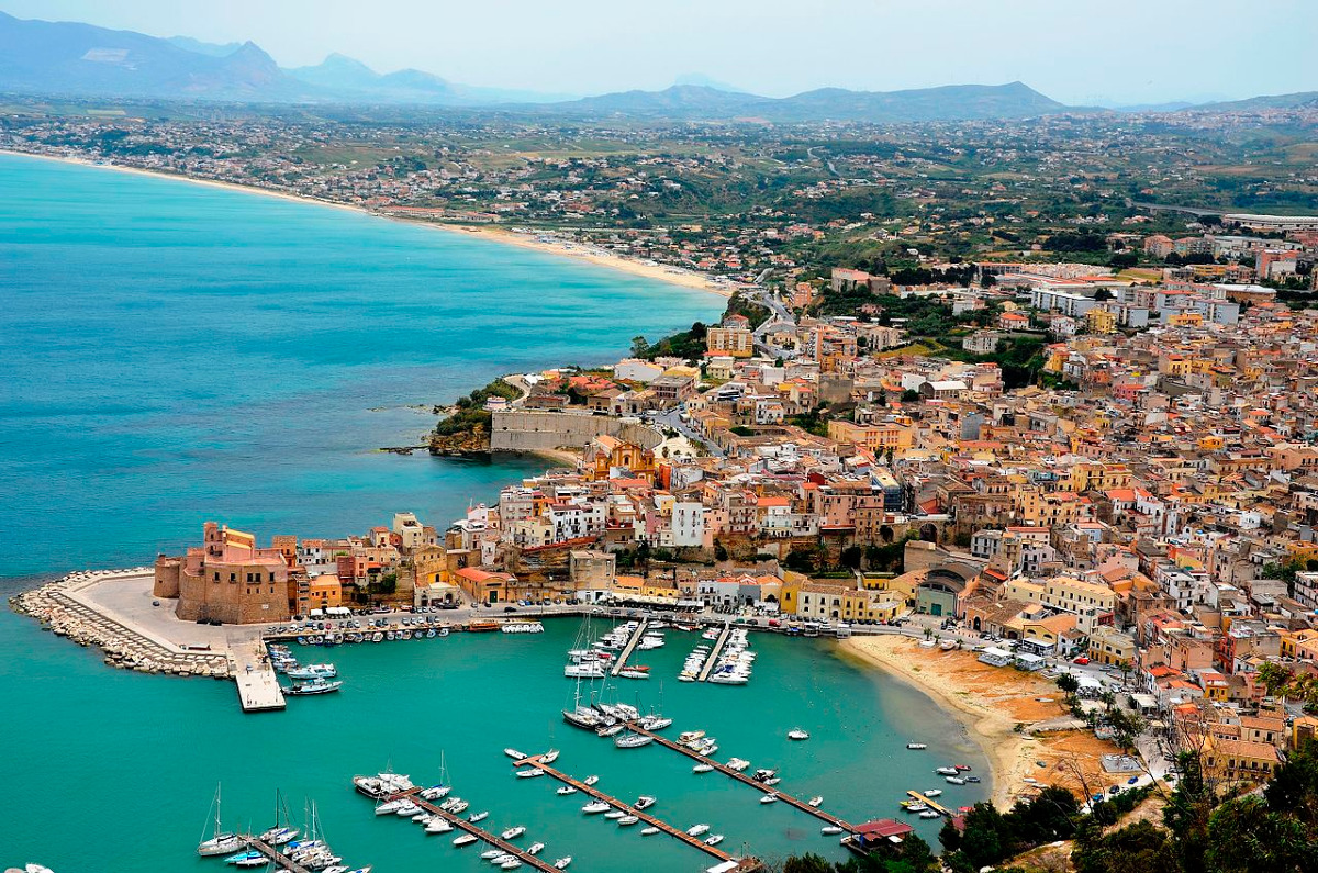 Tra castelli, vicoli e mare cristallino: la città marinara siciliana che nasconde storie da accapponare la pelle - Foto: Yulka-lucia/Wikipedia