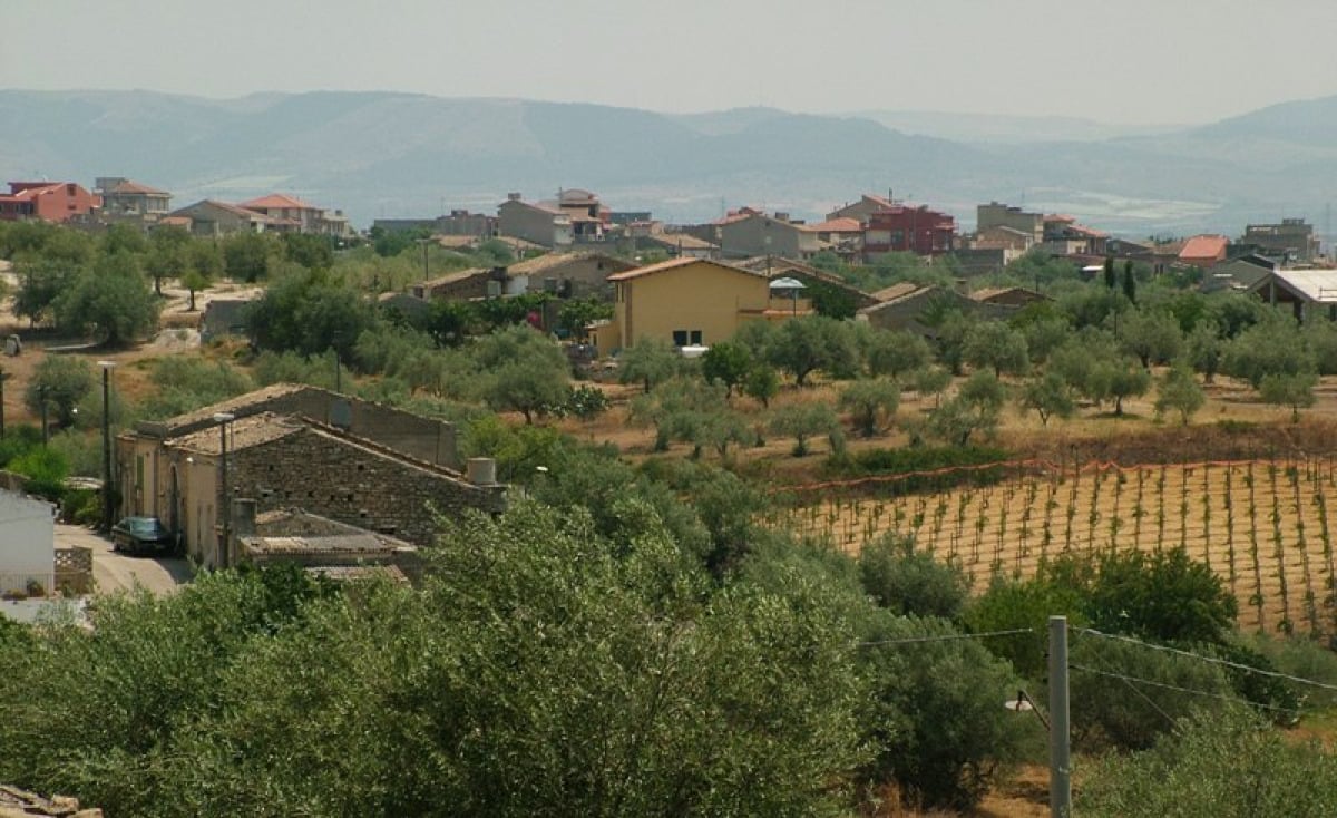 Il paese segreto vicino Catania che nasconde colline, storie millenarie e un mistero che pochi conoscono - Foto: Grani85/Wikipedia