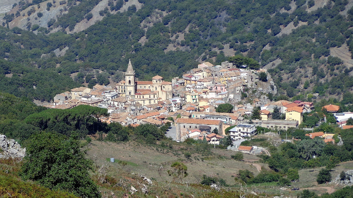 Incastonata tra le montagne: la perla medievale messinese che custodisce riti e sapori unici - Foto: Effems/Wikipedia