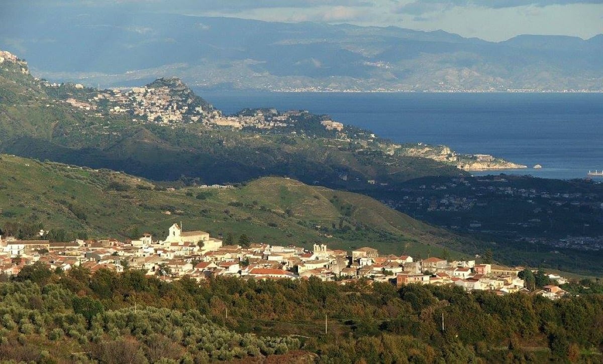 Il paese etneo mozzafiato che custodisce storie di lava, palazzi nobiliari e panorami senza tempo - Foto: Egidio Raiti/Wikipedia